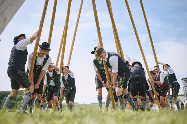 01.05.2024 - Maibaumaufstellen beim GTEV Laufen 2024