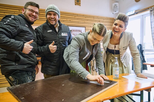 schnalzen-25-02-16-12-18-56